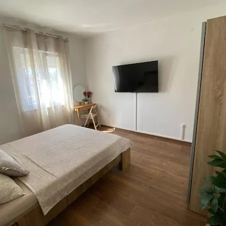 Apartment Jozephine 1 By Guide Pula